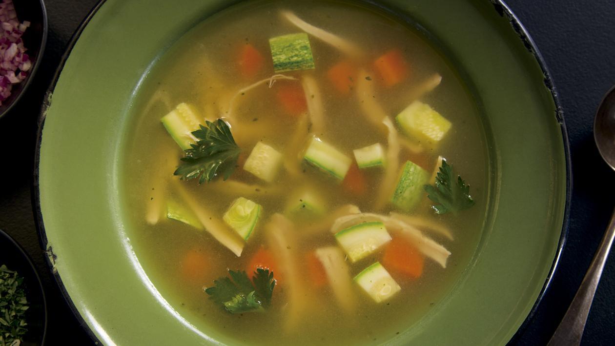 Caldo de Pollo con Vegetales Caldo de Pollo con Vegetales