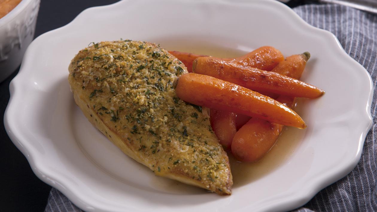 Pechuga de Pollo con costra de Finas Hierbas, puré de camote y jus de pollo Pechuga de Pollo con costra de Finas Hierbas, puré de camote y jus de pollo