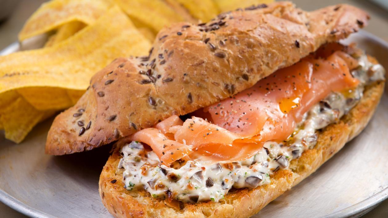 Sándwich de Salmón con Mayonesa de Alcaparras Sándwich de Salmón con Mayonesa de Alcaparras