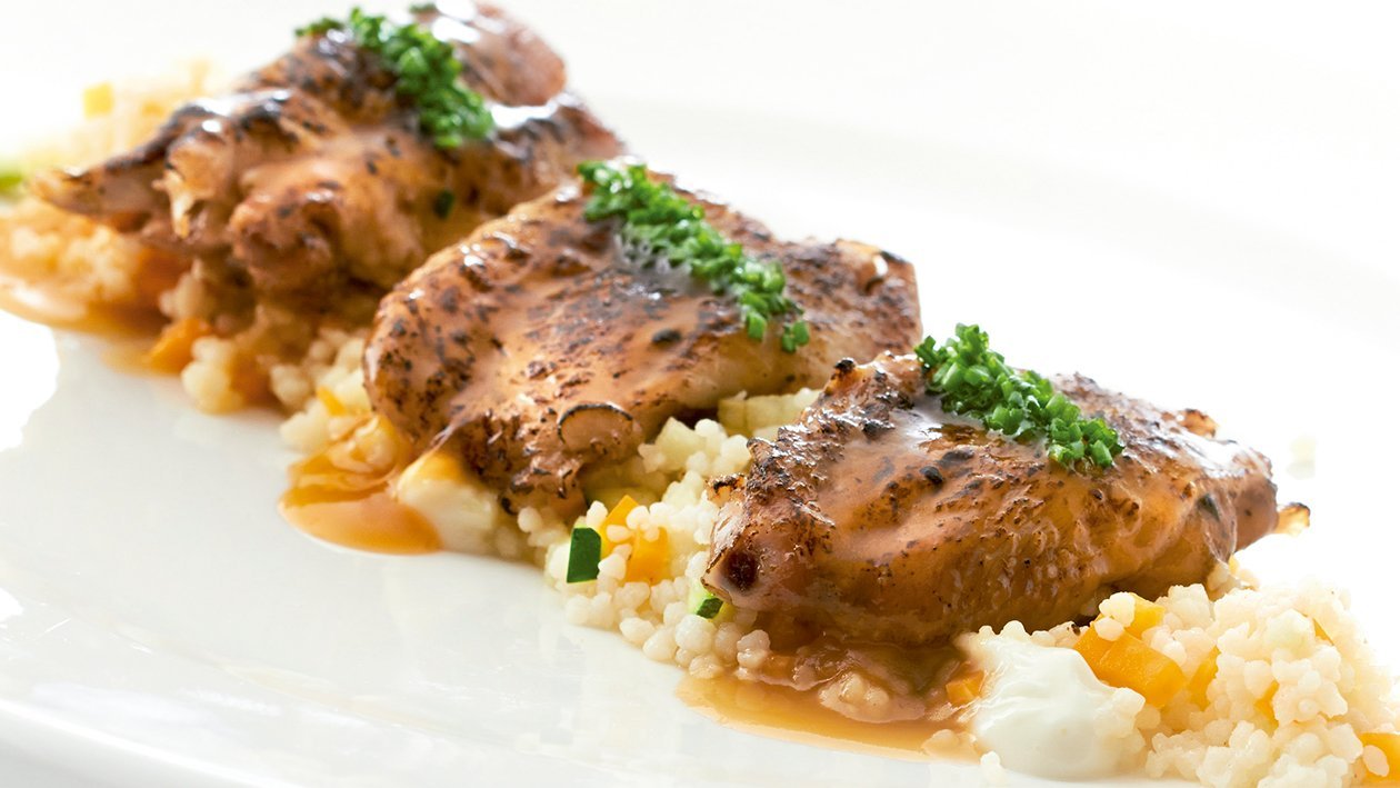 Alitas de pollo deshuesadas y gratinadas sobre un cus cus, alioli de lima y fondo reducido de ave Alitas de pollo deshuesadas y gratinadas sobre un cus cus, alioli de lima y fondo reducido de ave