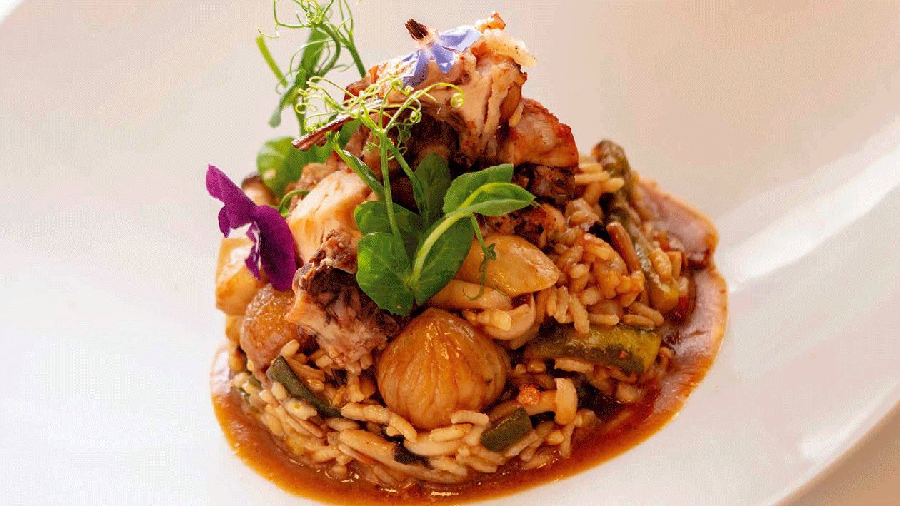 Arroz con hongos, conejo y castaña Arroz con hongos, conejo y castaña