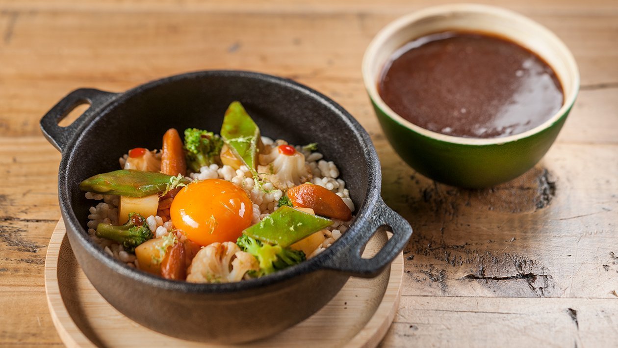 Arroz frito de verduras con yema de huevo, salsa picante y ralladura de lima Arroz frito de verduras con yema de huevo, salsa picante y ralladura de lima