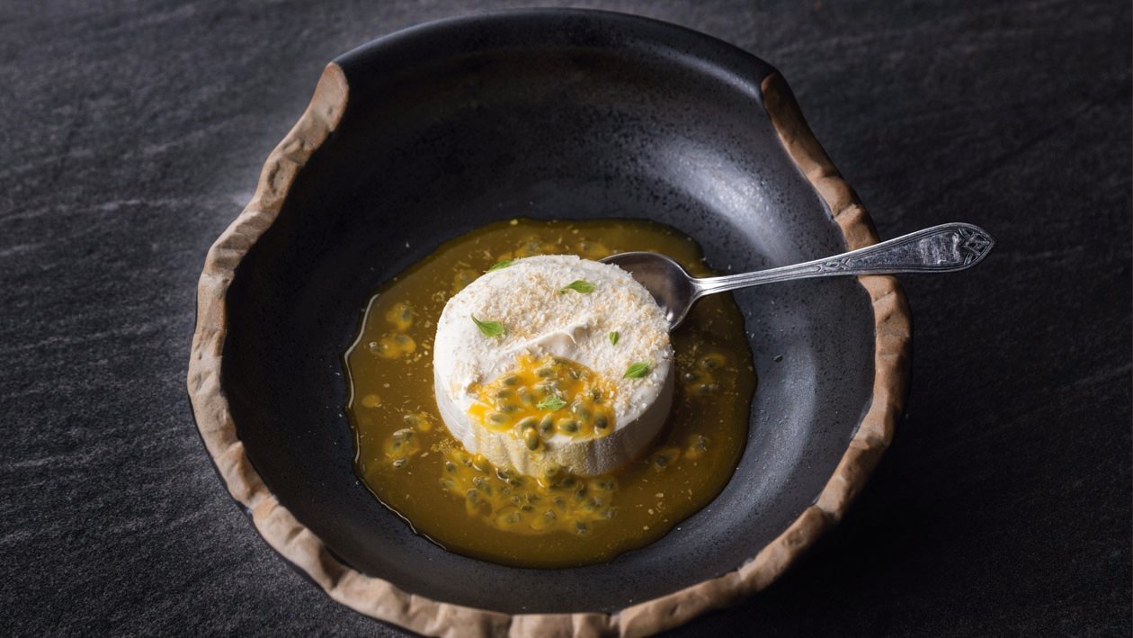 Bavarois de coco, cítrico y sopa de maracuyá Bavarois de coco, cítrico y sopa de maracuyá