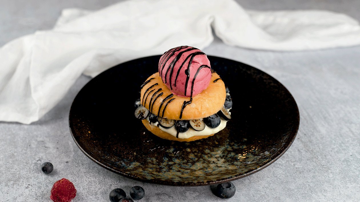 Berlina rellena de cheesecake con helado de frutos rojos Berlina rellena de cheesecake con helado de frutos rojos