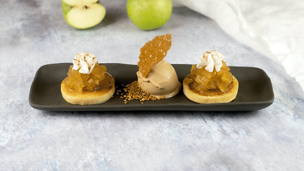 Blinis con manzana a la sidra y mousse de chantillycon helado de caramelo salado Blinis con manzana a la sidra y mousse de chantillycon helado de caramelo salado