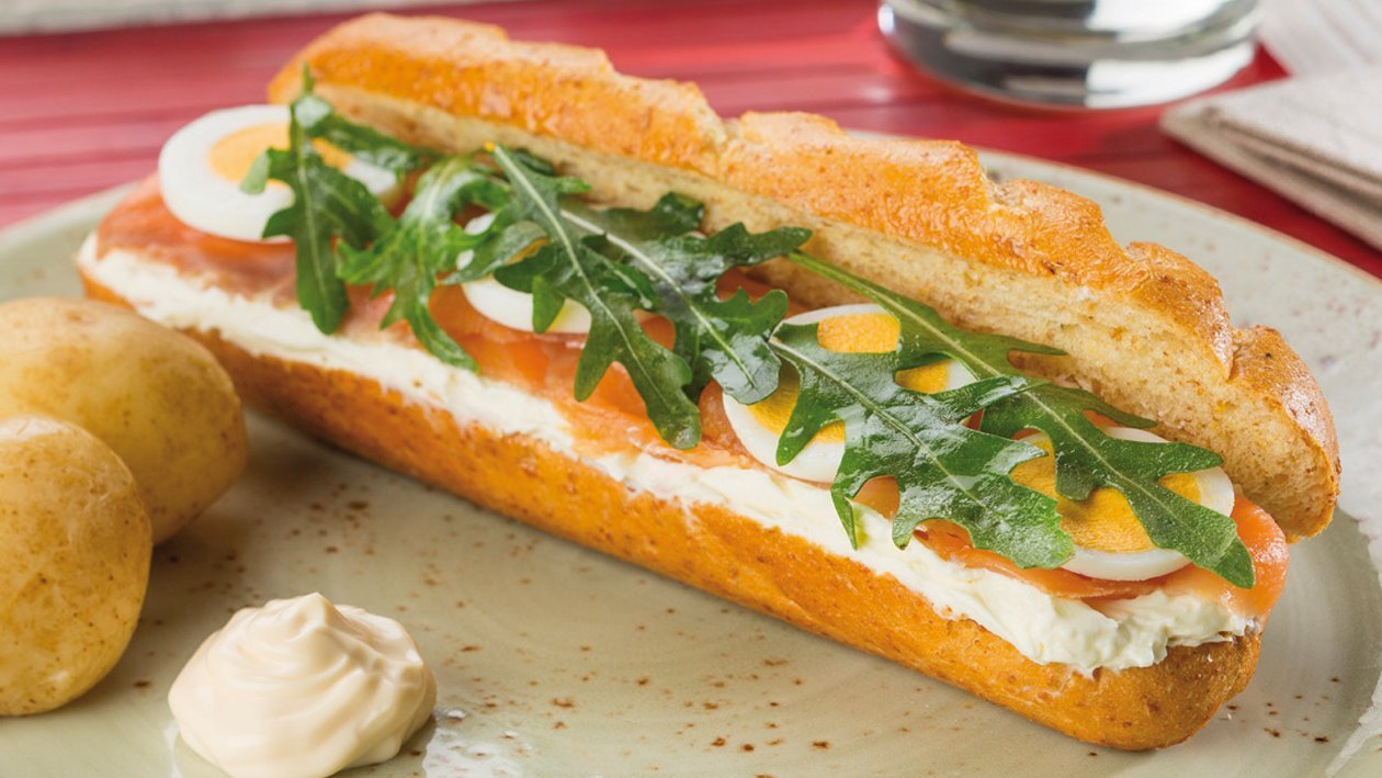 Bocadillo de salmón y queso crema Bocadillo de salmón y queso crema