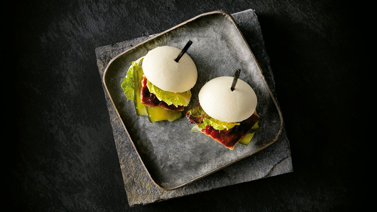 Bollo al vapor con carne de cerdo hoisin y pepinillos Bollo al vapor con carne de cerdo hoisin y pepinillos