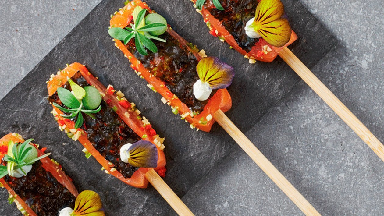 Brochetas de salmón marinado Brochetas de salmón marinado