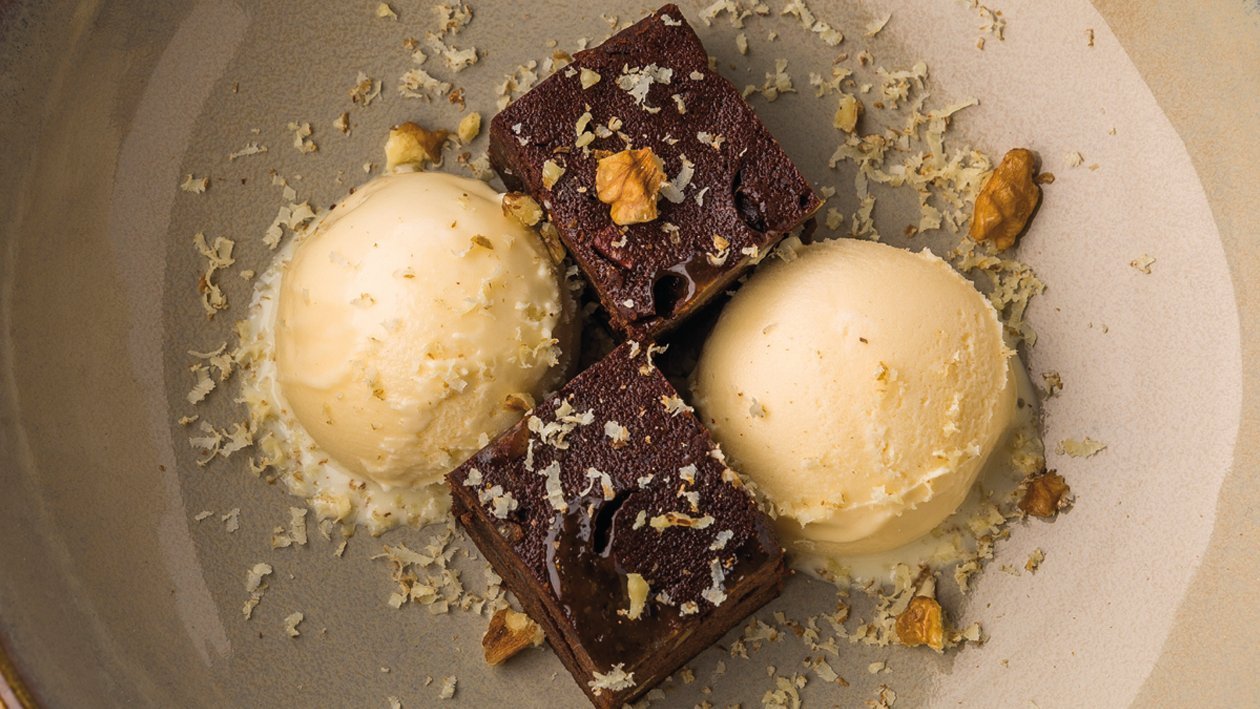 Brownie con helado de polvorón / mantecado y nueces en dos texturas Brownie con helado de polvorón / mantecado y nueces en dos texturas