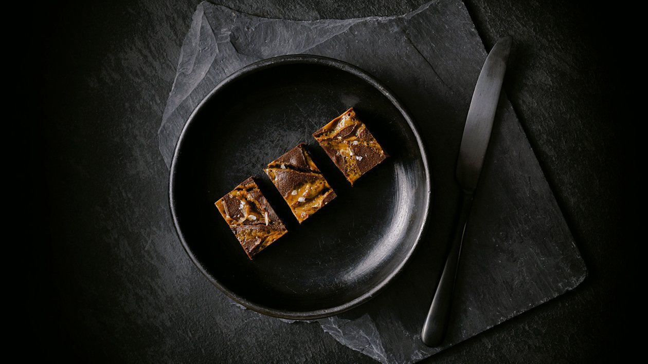 Brownie de chocolate con nuez pecana y caramelo salado Brownie de chocolate con nuez pecana y caramelo salado