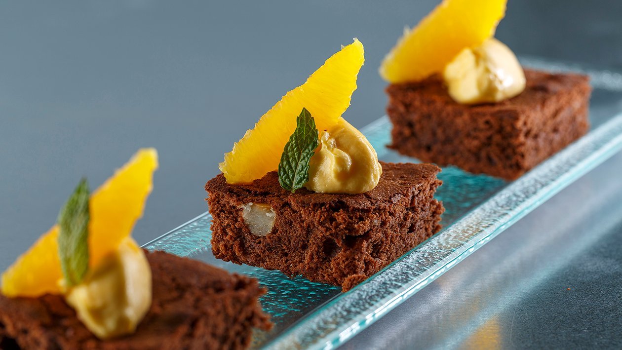 Brownie de chocolate con queso crema y Sirope de Naranja Carte d'Or Brownie de chocolate con queso crema y Sirope de Naranja Carte d'Or