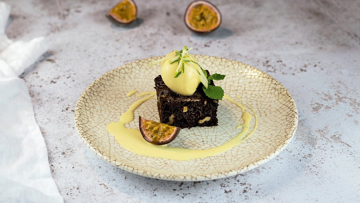 Brownie de nueces con helado de fruta de la pasión Brownie de nueces con helado de fruta de la pasión