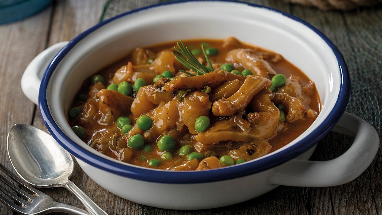 Callos de tripa y piel de bacalao con guisantes frescos Callos de tripa y piel de bacalao con guisantes frescos
