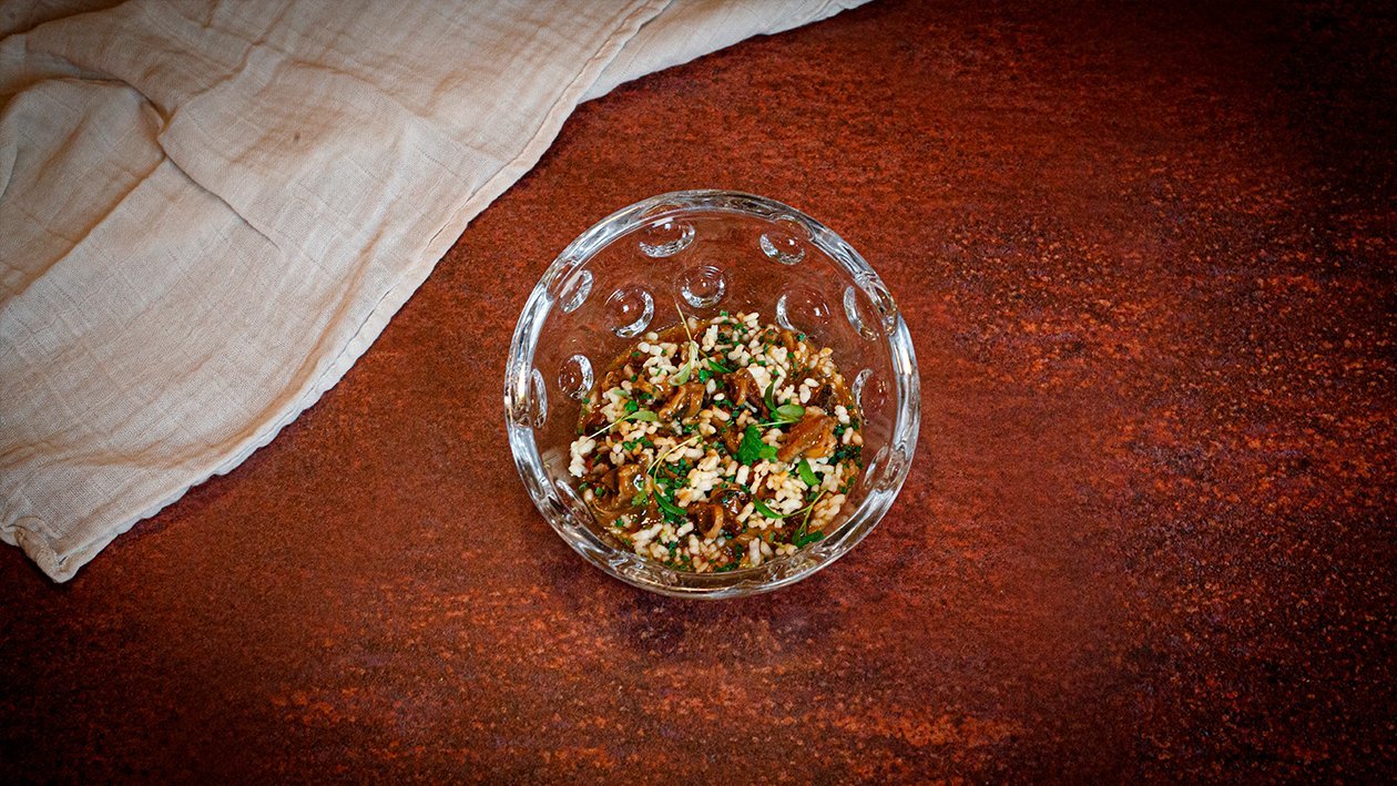 Caracoles guisados con fondo de pollo y arroz crujiente Caracoles guisados con fondo de pollo y arroz crujiente