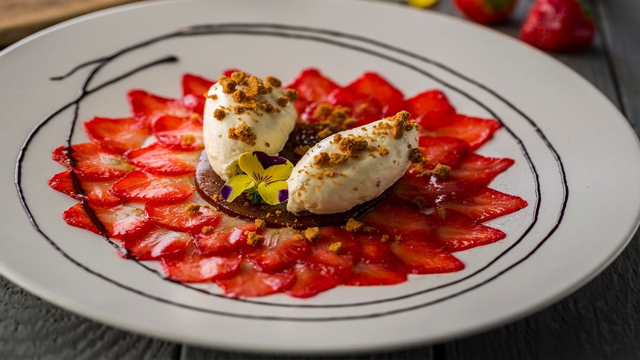 Carpaccio de fresas con gelatina de caramelo y aireado de chocolate blanco con aroma de vino dulce Carpaccio de fresas con gelatina de caramelo y aireado de chocolate blanco con aroma de vino dulce