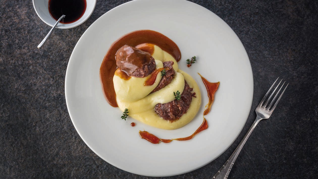 Carrilleras teriyaki, crema de patata y caramelo de brandy Carrilleras teriyaki, crema de patata y caramelo de brandy
