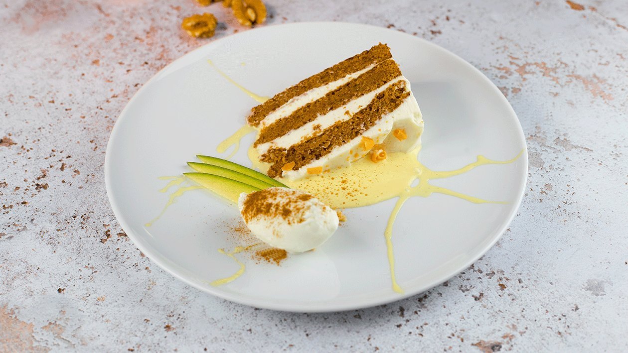 Carrot cake con salsa de vainilla y helado de queso Carrot cake con salsa de vainilla y helado de queso