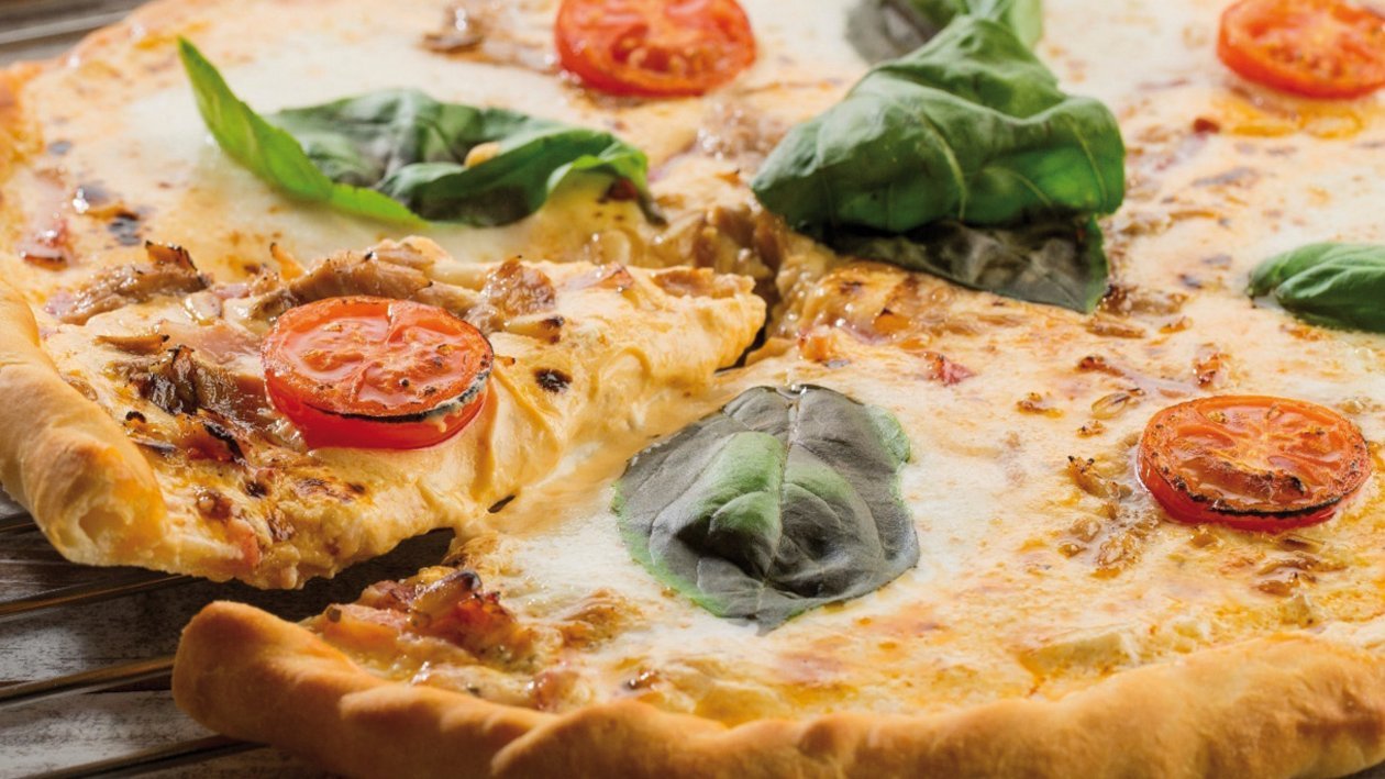Cheese red pesto pizza Cheese red pesto pizza
