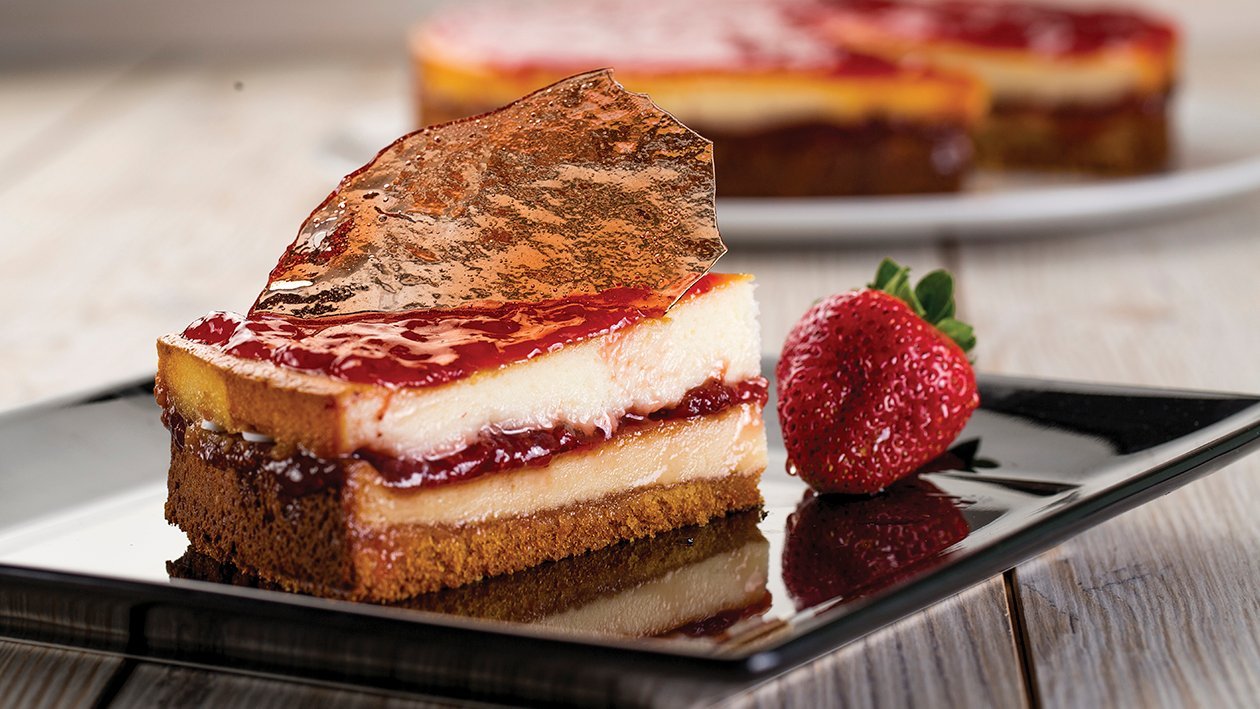 Cheesecake relleno de fresa con bizcocho y cristal de cereza Cheesecake relleno de fresa con bizcocho y cristal de cereza