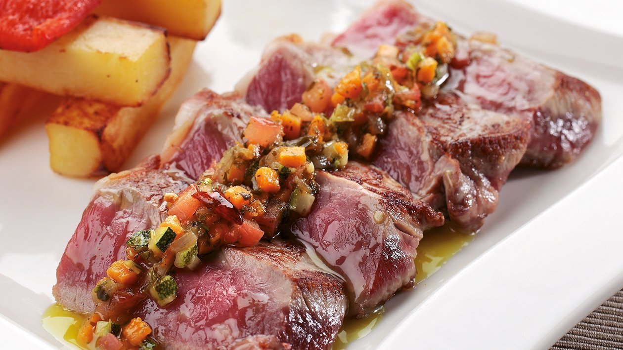Chuleta a la piedra con vinagreta templada de verduras al txakoli Chuleta a la piedra con vinagreta templada de verduras al txakoli