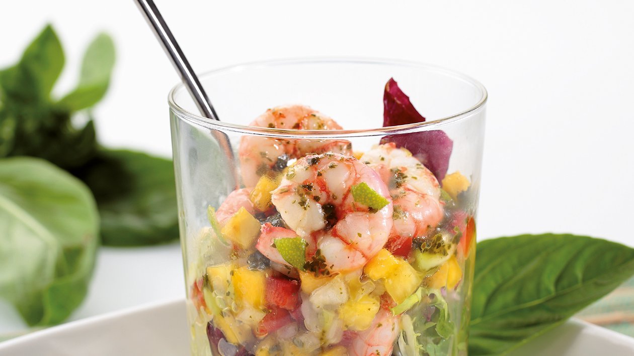 Cocktail fresco de gambas, hortalizas y frutas al basílico Cocktail fresco de gambas, hortalizas y frutas al basílico