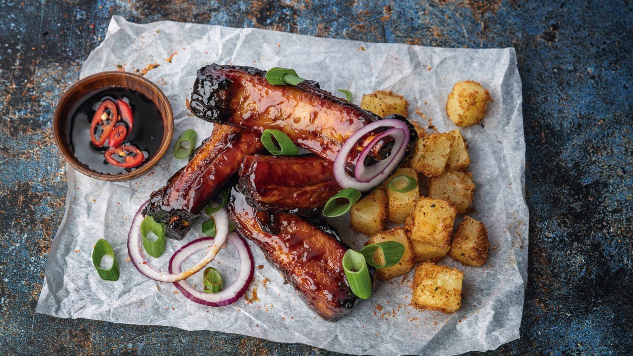 Costillar teriyaki y patatas especiadas Costillar teriyaki y patatas especiadas