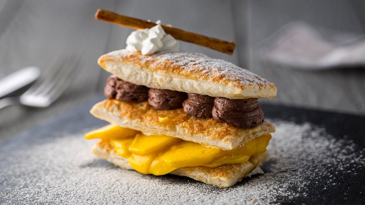 Costrada de crema de naranja y manzana macerada con mousse de chocolate al aroma de limón Costrada de crema de naranja y manzana macerada con mousse de chocolate al aroma de limón