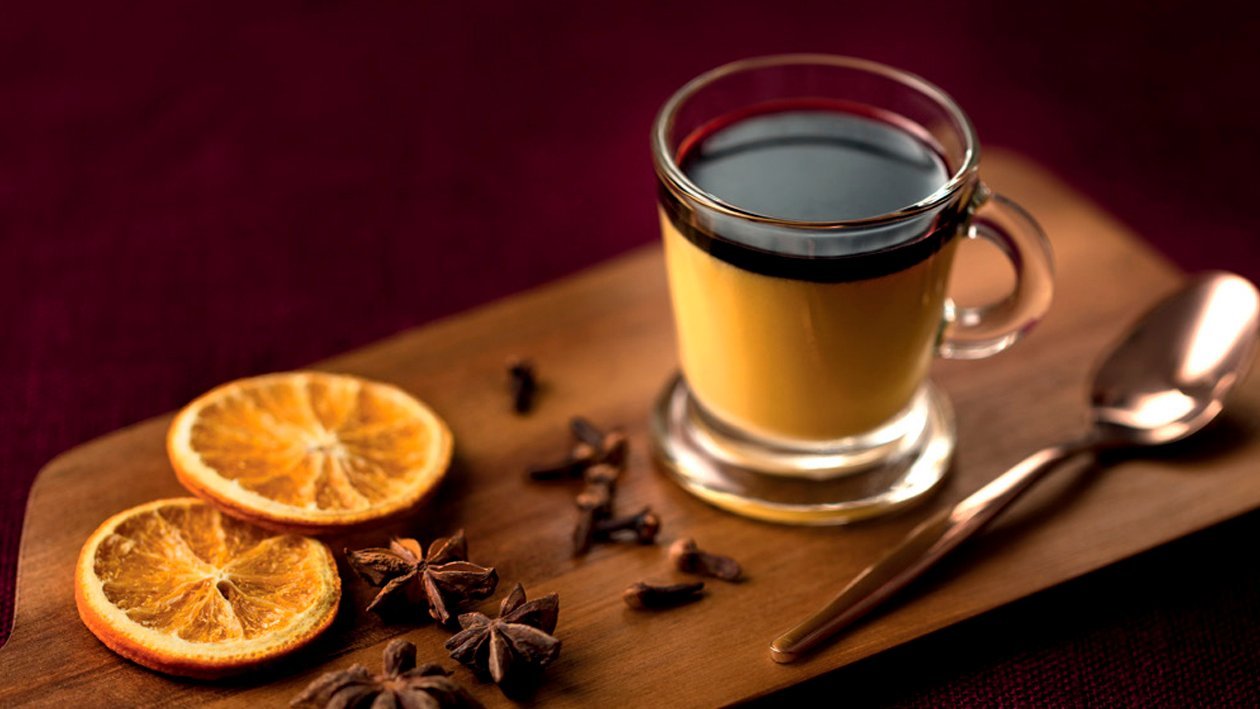 Crema catalana de vino caliente especiado con anís estrellado y canela Crema catalana de vino caliente especiado con anís estrellado y canela