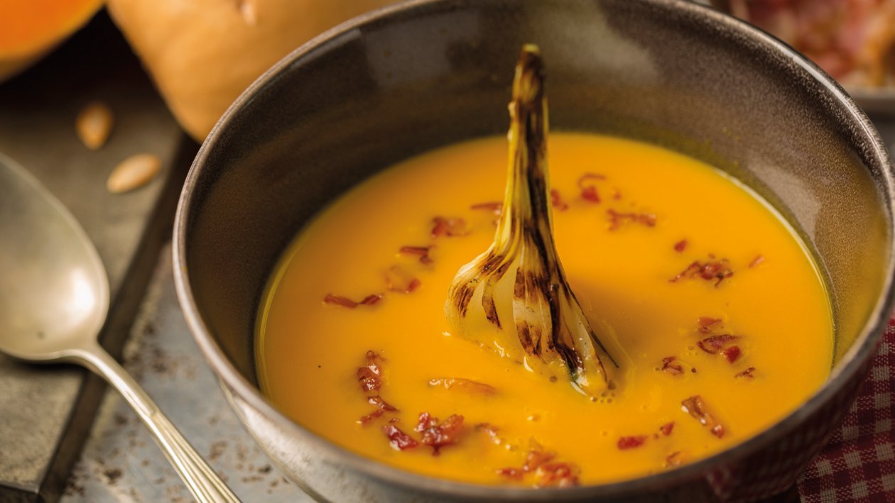Crema de calabaza con cebolleta emparrillada y panceta Crema de calabaza con cebolleta emparrillada y panceta