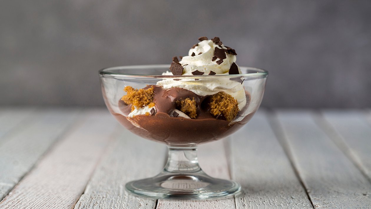 Crema de chocolate con bizcocho esponjoso y chantilly Crema de chocolate con bizcocho esponjoso y chantilly