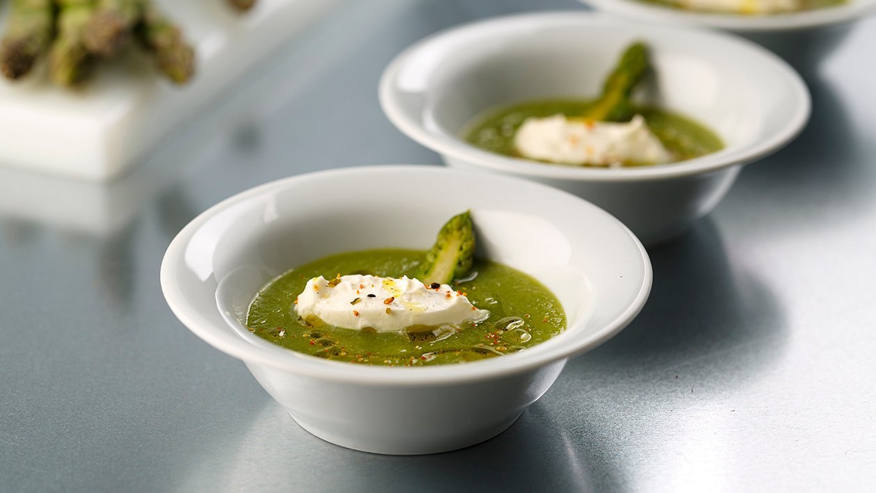 Crema de puntas de espárragos y quenelle de queso crema con aceite de vainilla Crema de puntas de espárragos y quenelle de queso crema con aceite de vainilla
