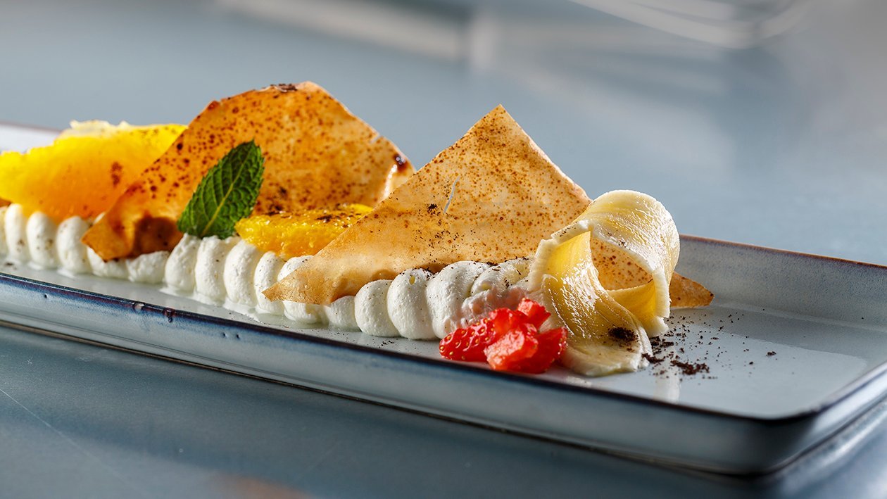 Crema de queso, naranja con tejas y granizado de café Crema de queso, naranja con tejas y granizado de café