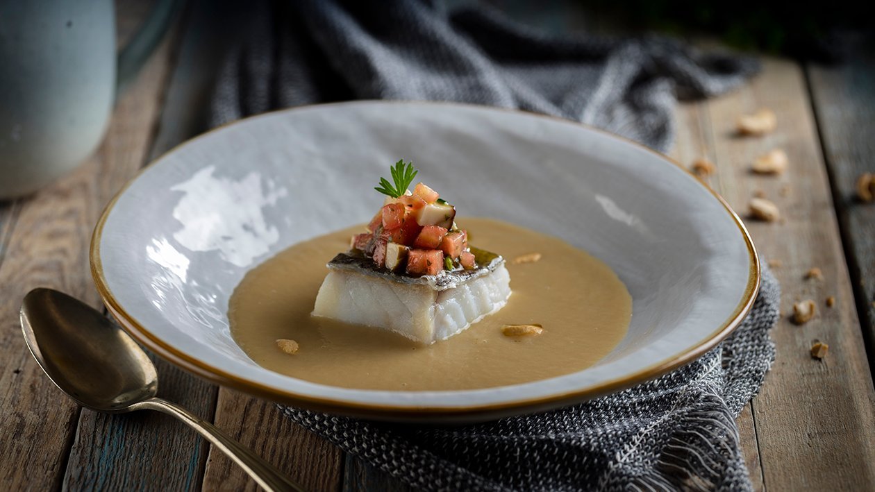 Crema templada de puerros ahumada con bacalao, hongos y tartar de tomate y albahaca Crema templada de puerros ahumada con bacalao, hongos y tartar de tomate y albahaca
