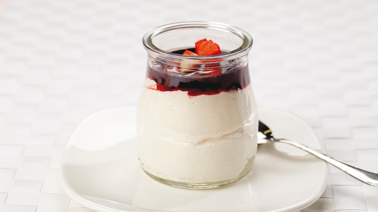 Cremoso al estilo griego con sirope de fresa Cremoso al estilo griego con sirope de fresa