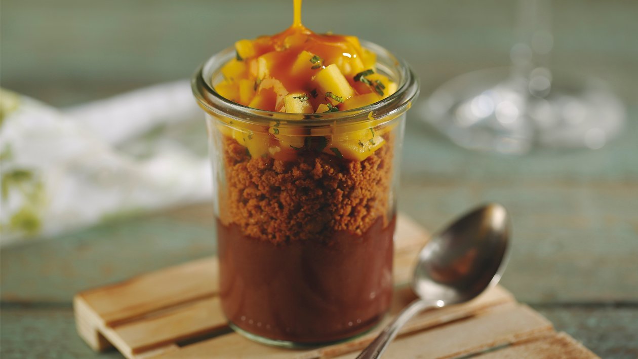 Crumble de galleta y canela con cremoso de chocolate y concassé de mango Crumble de galleta y canela con cremoso de chocolate y concassé de mango