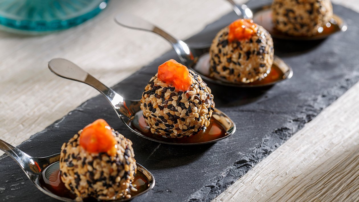 Cucharita de bombón de queso y naranja con sésamo y caviar de tomate Cucharita de bombón de queso y naranja con sésamo y caviar de tomate