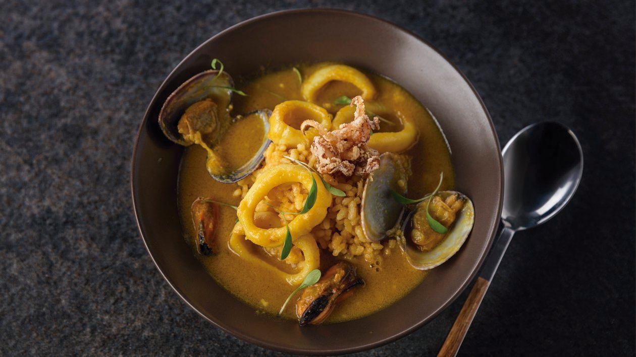 Curry suave de calamares y almejas y arroz azafranado Curry suave de calamares y almejas y arroz azafranado