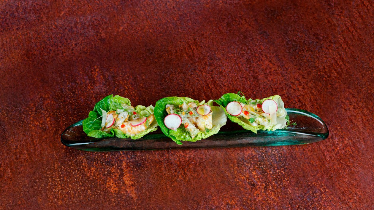 Ensalada César con langostinos entempura y espárragos verdes Ensalada César con langostinos entempura y espárragos verdes