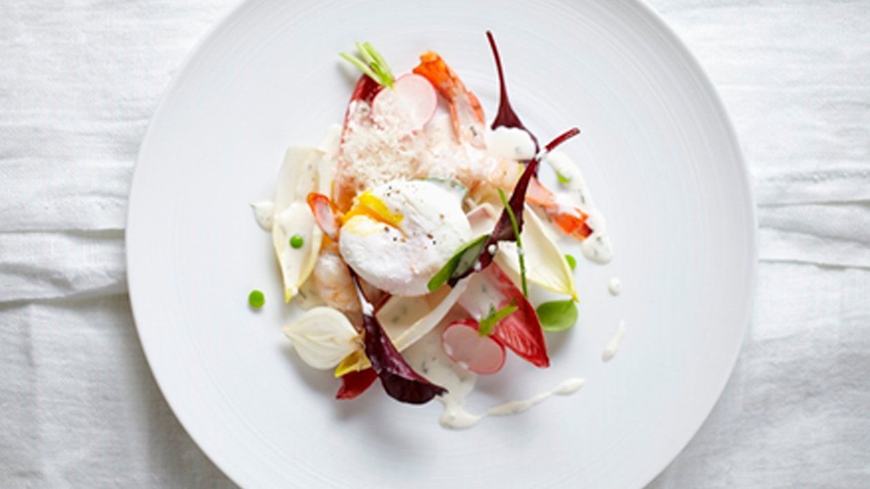 Ensalada crujiente de gambas y frutos de la huerta y huevo de corral Ensalada crujiente de gambas y frutos de la huerta y huevo de corral