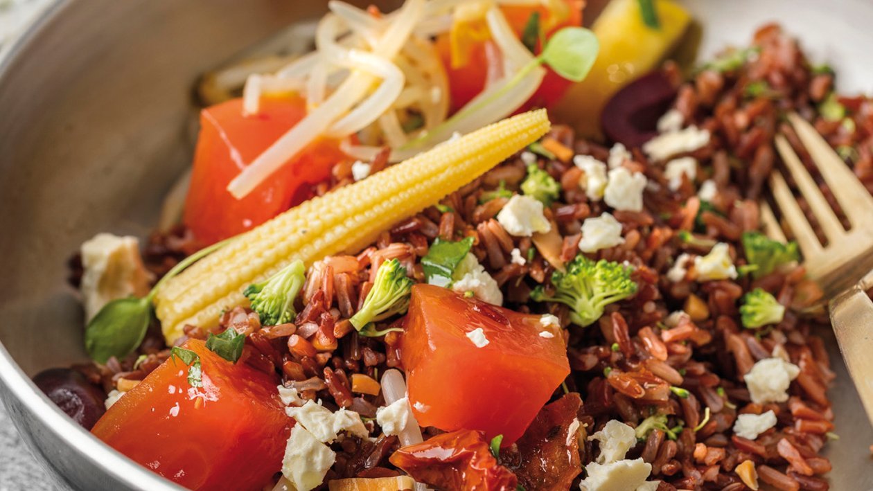Ensalada de arroz rojo con verduritas, papaya encurtida y queso feta Ensalada de arroz rojo con verduritas, papaya encurtida y queso feta