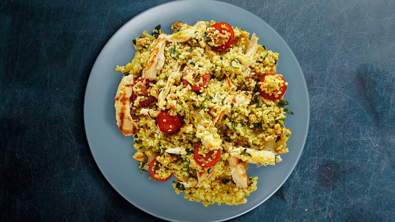 Ensalada de bulgur con pollo, tomates cherry y cebolla fresca Ensalada de bulgur con pollo, tomates cherry y cebolla fresca
