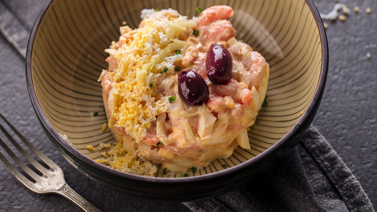 Ensalada de gambitas y oliva Kalamata con salsa rosa y escamas de sal Ensalada de gambitas y oliva Kalamata con salsa rosa y escamas de sal