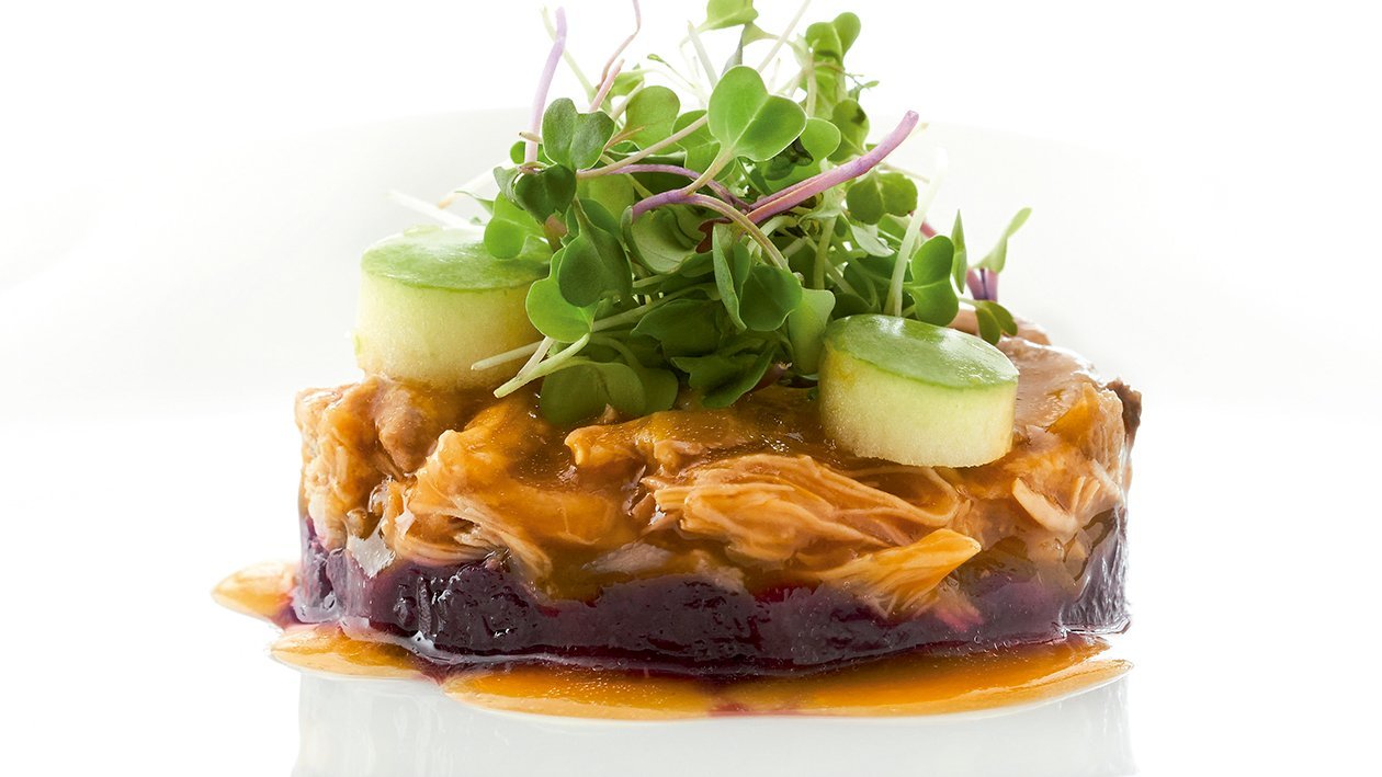 Ensalada de perdiz en escabeche con lombarda agridulce, almendras, manzana y pil pil de ave Ensalada de perdiz en escabeche con lombarda agridulce, almendras, manzana y pil pil de ave