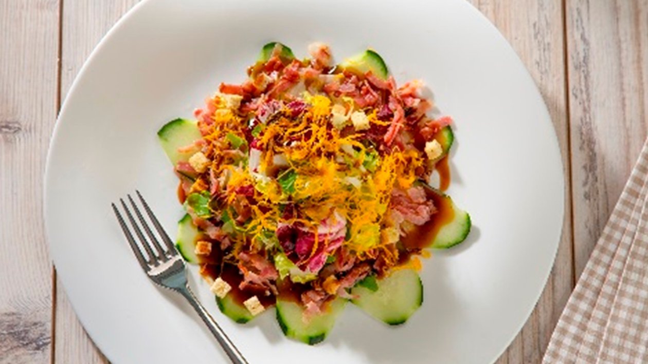 Ensalada de primavera de pepino con sus crujientes Ensalada de primavera de pepino con sus crujientes