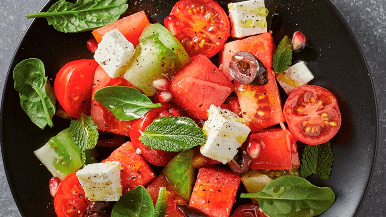 Ensalada de sandía y tomate con espinacas baby, queso feta y menta Ensalada de sandía y tomate con espinacas baby, queso feta y menta