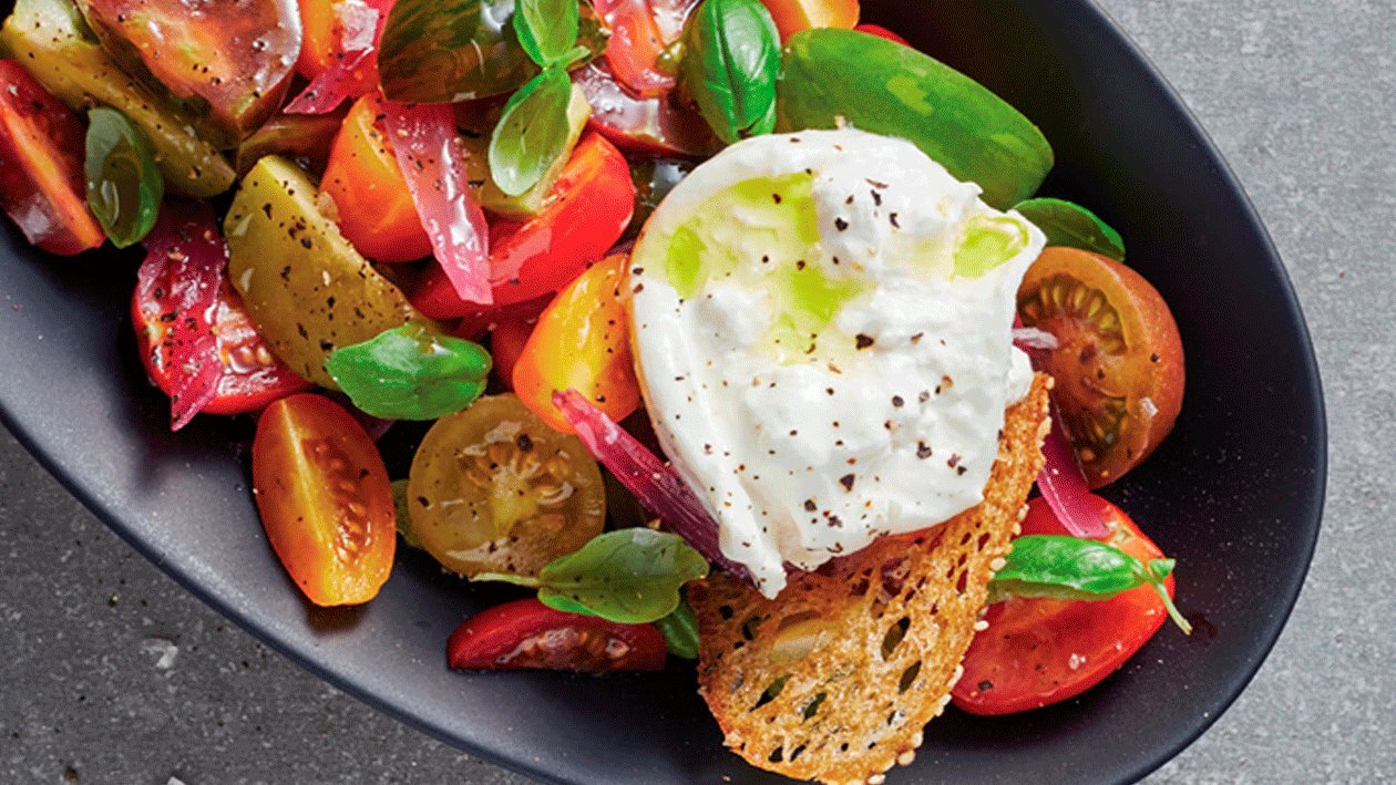 Ensalada de tomate con cebolla encurtida y burrata Ensalada de tomate con cebolla encurtida y burrata