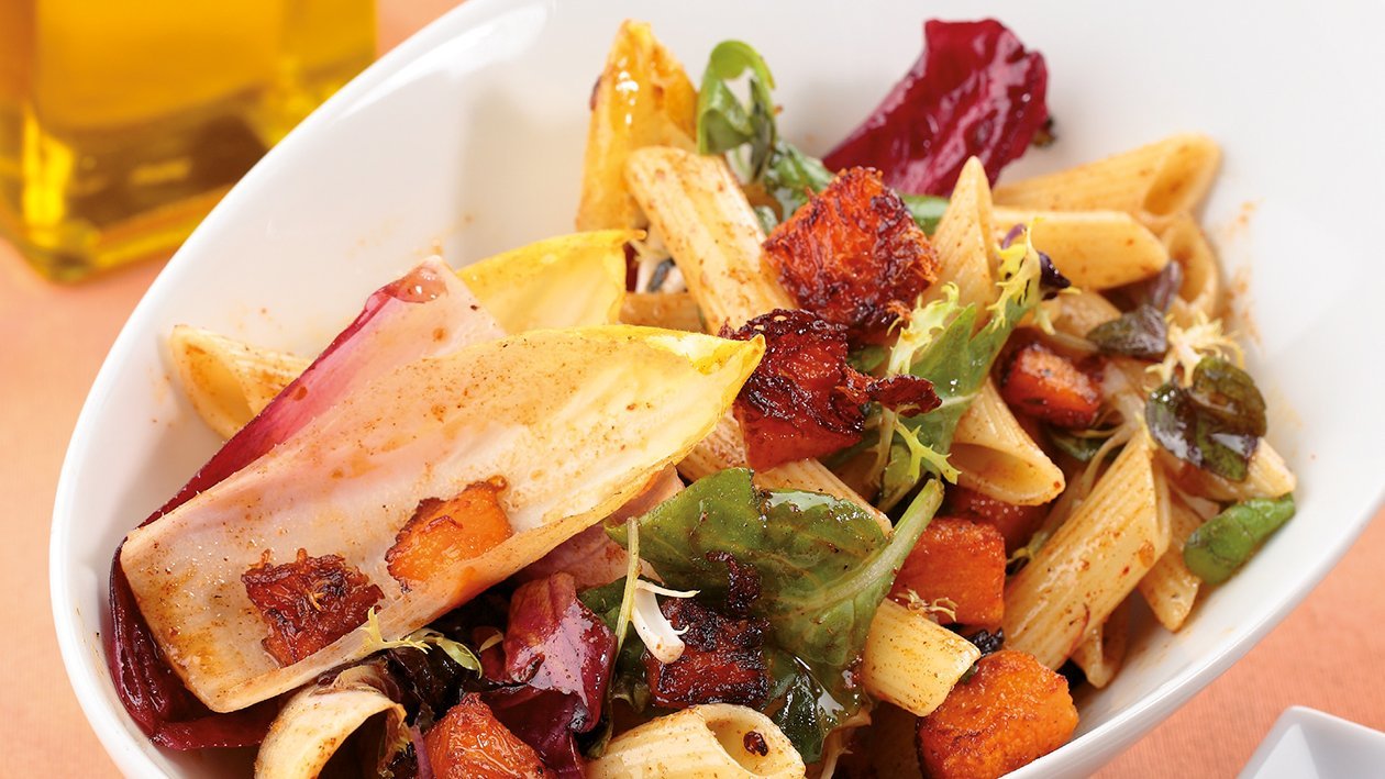 Ensalada templada de penne rigate con calabaza asada especiada Ensalada templada de penne rigate con calabaza asada especiada