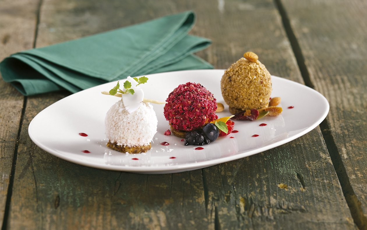 Esferas de panna cotta en tres variantes Esferas de panna cotta en tres variantes