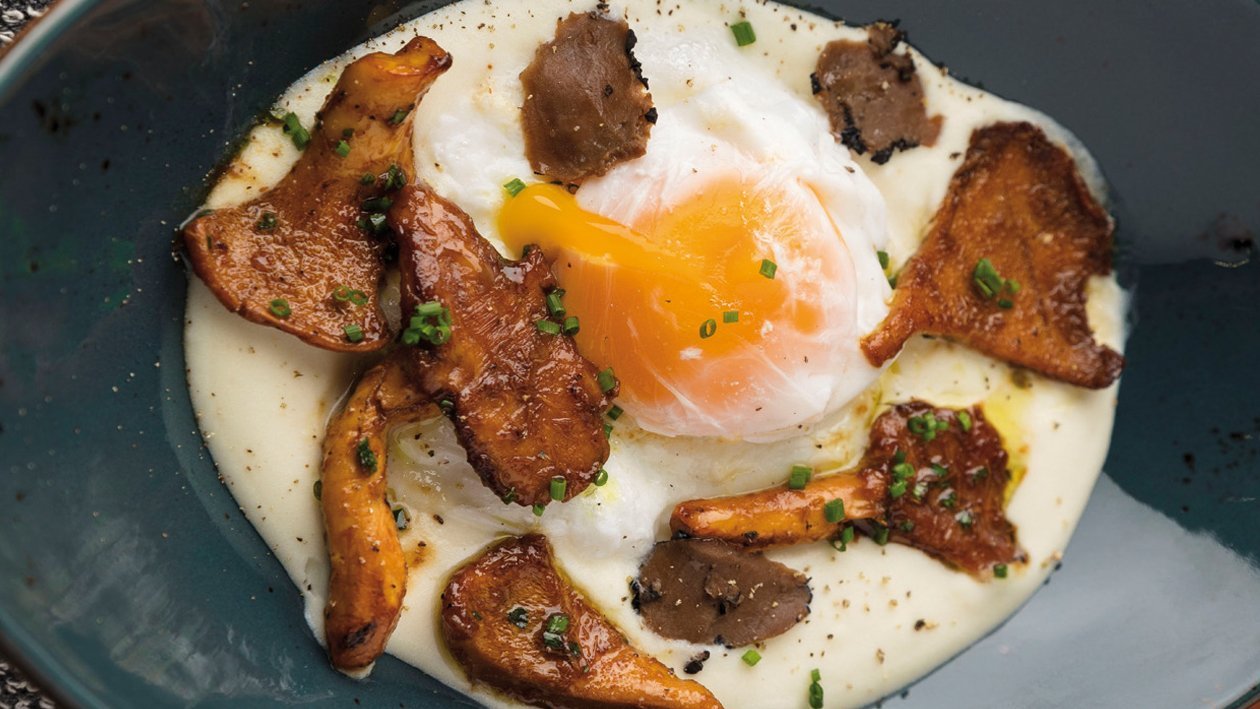 Espuma de patata con níscalos, trufa negra y huevo poché Espuma de patata con níscalos, trufa negra y huevo poché