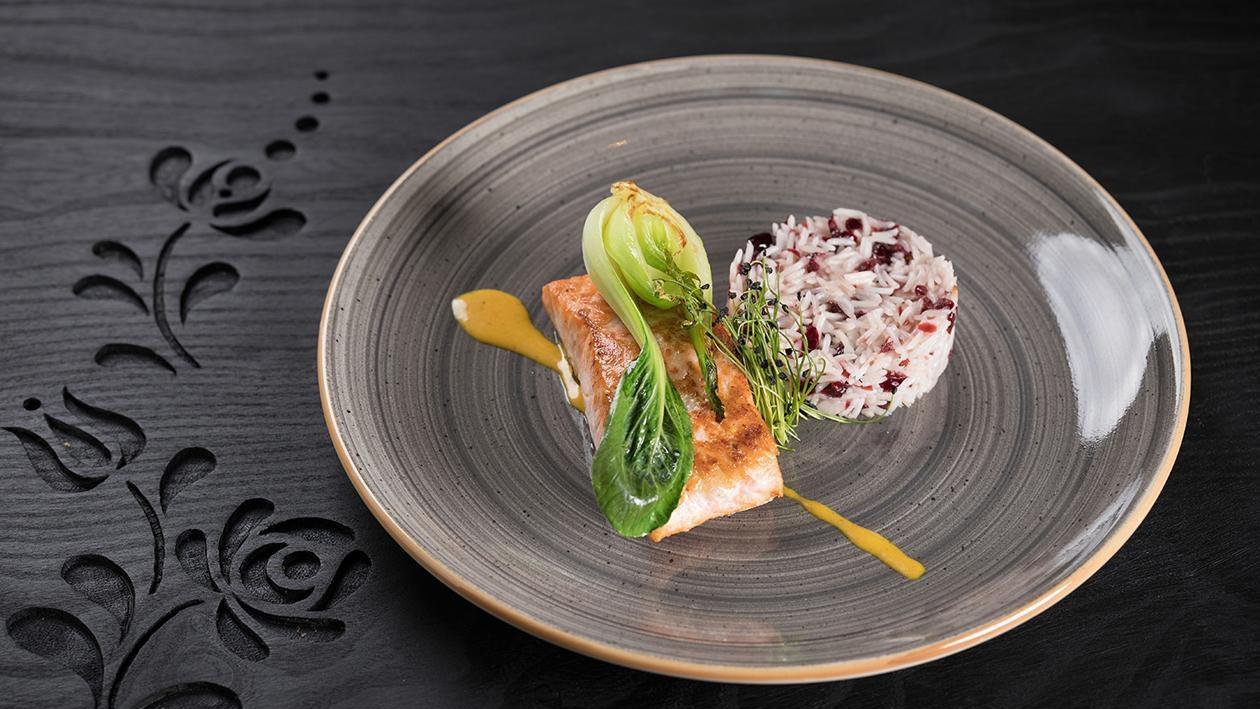 Filete de salmón con corteza de coco, pok choy rehogado en mantequilla y arroz basmati con arándanos rojos secos Filete de salmón con corteza de coco, pok choy rehogado en mantequilla y arroz basmati con arándanos rojos secos